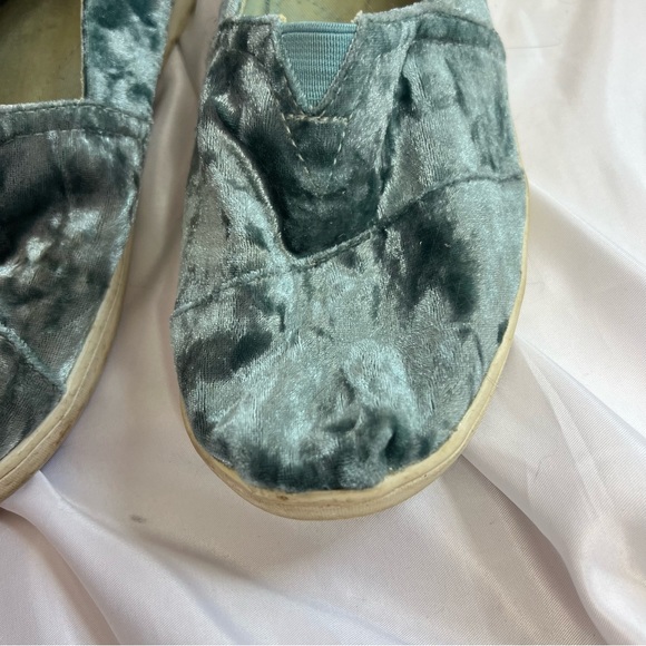 Toms Blue Crushed Velvet Slip On Tennis Shoes, size 5 - Picture 3 of 9